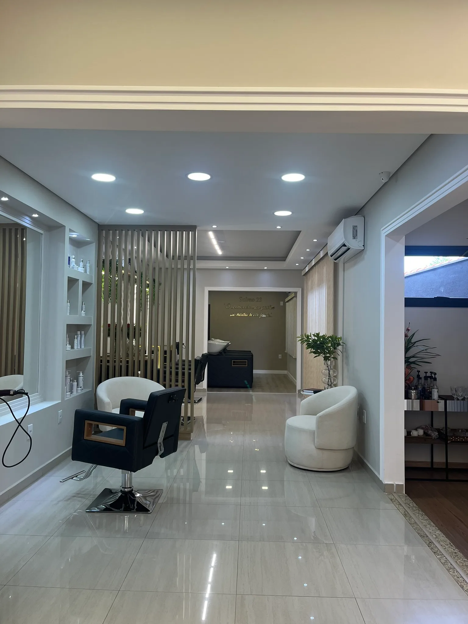 Interior do salão Cassia Bispo Beauty (imagem 1 de 19)