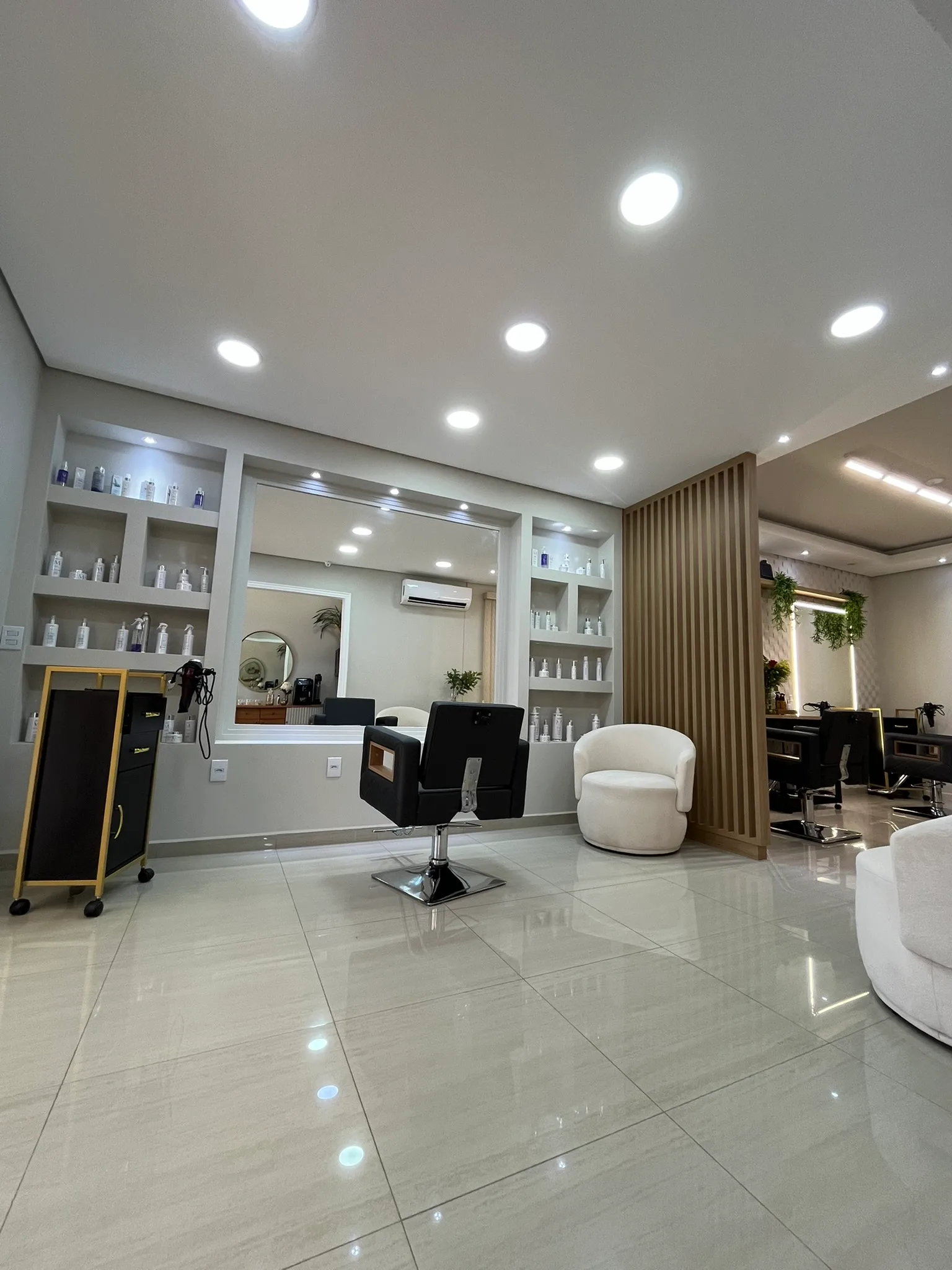 Interior do salão Cassia Bispo Beauty (imagem 17 de 19)