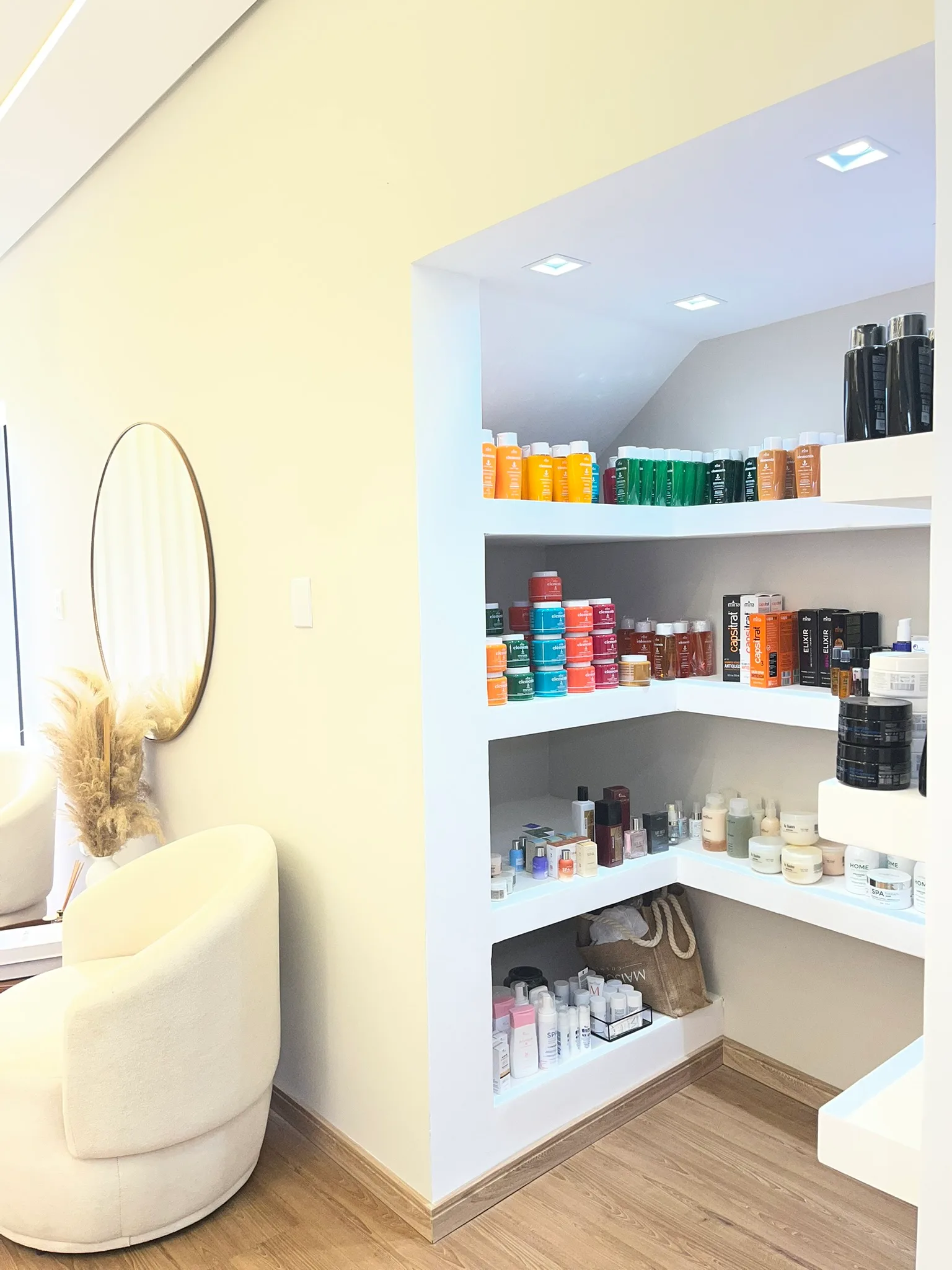 Interior do salão Cassia Bispo Beauty (imagem 4 de 19)
